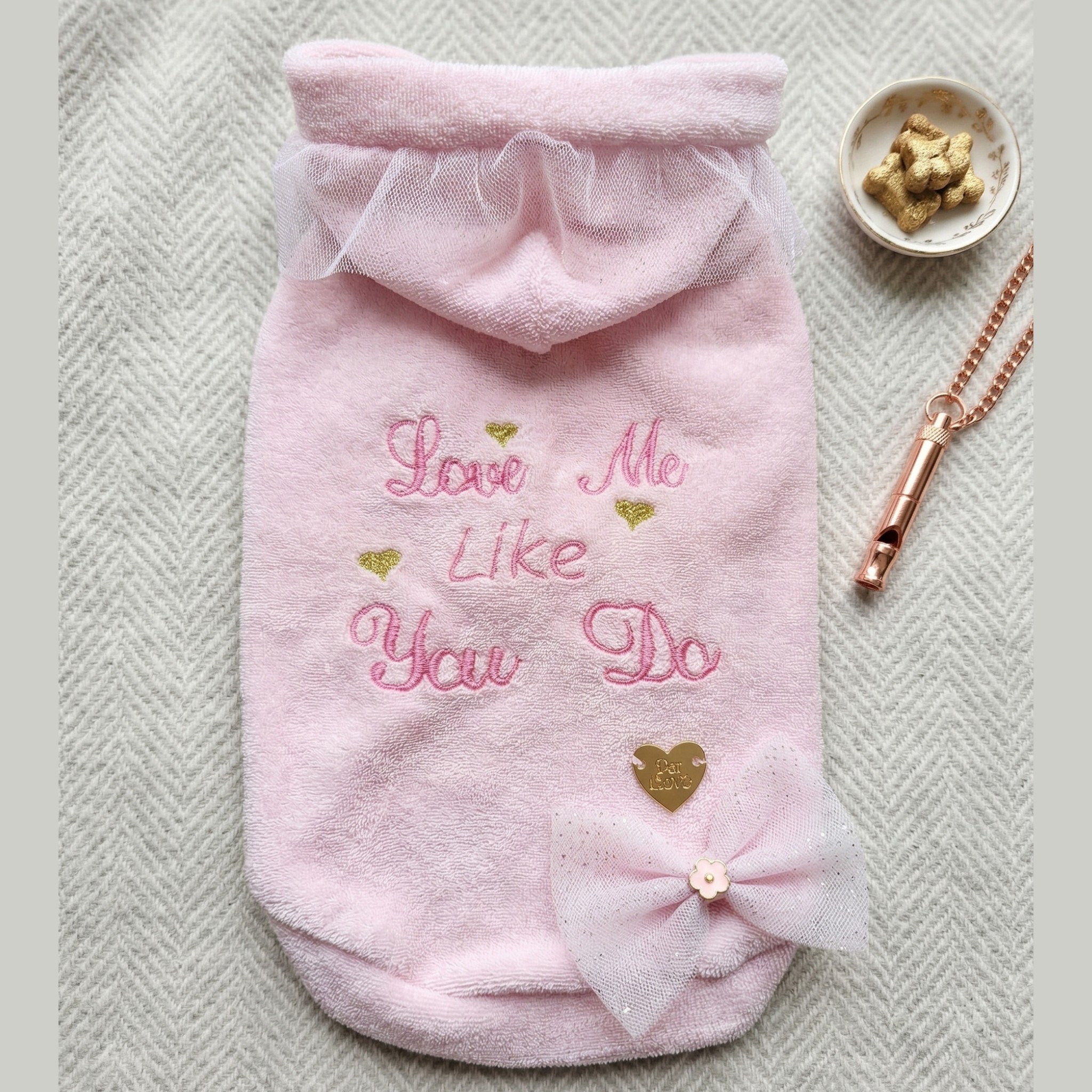 Love Me Like You Do Sweatshirt - Ciniglietta Morbida con Borchiette